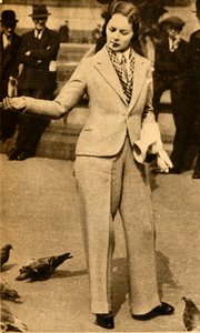 Een dame in broek voert duiven in Trafalgar Square, 1933