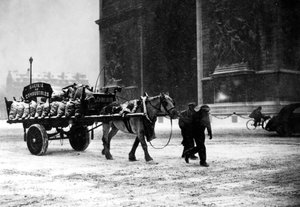 Een wagen vol schaarse kolen, bezet Parijs, januari 1941 door Unbekannt