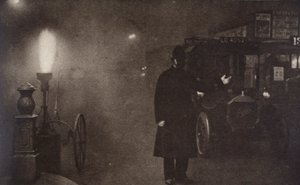 Een agent die verkeer regelt in de mist, Londen, ca. 1910-1920 door Unbekannt