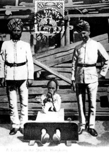 Een koelie in de schandpaal, Hong Kong, 1908