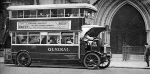 Een dubbeldekker bus buiten de Rechtbanken, Londen, 1926-1927