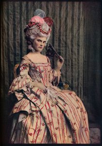 Een jurk van charmante proporties in prachtige Franse brokaat. Periode 1775-85 door Unbekannt