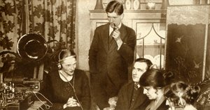 Een familie die luistert naar de uitslag van de algemene verkiezingen van 1923 door Unbekannt
