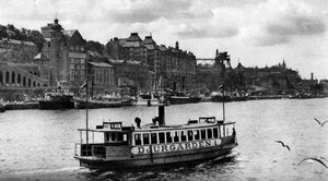 Een veerboot op weg naar het eiland Djurgarden, Stockholm, Zweden, ca. 1923 door Unbekannt