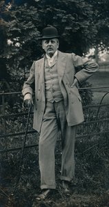 Een heer met een pak en bolhoed c1910