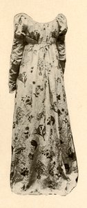 Een jurk van buffelglanzend chintz, gedragen door Madame Chevalier, ca. 1795, 1937