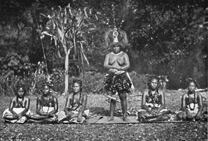 Een groep Samoaanse dansende vrouwen in volledige kostuum, 1902