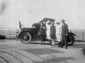 Een groep mensen voor hun auto aan zee, ca. 1920s door Unbekannt