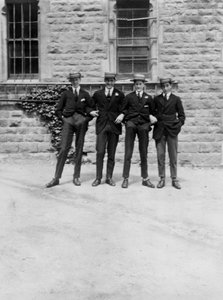 Een groep schooljongens of studenten, ca. 1900s-ca. 1930s door Unbekannt