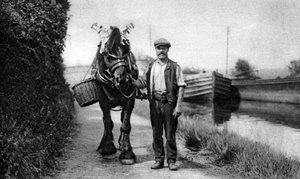 Een paard trekt een kanaalschip door Unbekannt