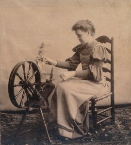Een dame aan een spinnewiel