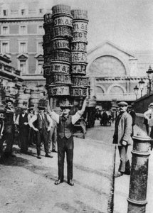Een man die veel manden op zijn hoofd draagt, Covent Garden, Londen, 1926-1927