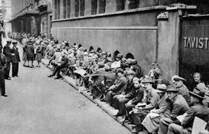 Een rij voor eerste nacht tickets in Covent Garden, Londen, 1926-1927