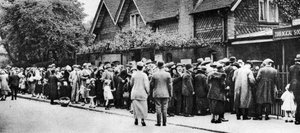 Een rij voor de dierentuin op een nationale feestdag, Londen, 1926-1927 door Unbekannt