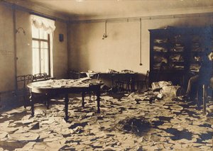 Een kamer na een huiszoeking, Rusland, begin 20e eeuw