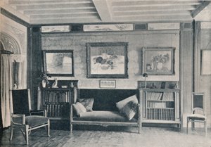 Een kamer in de Parijse residentie van monsieur G. Roucher, met meubels van Maurice Dufrene, c1909