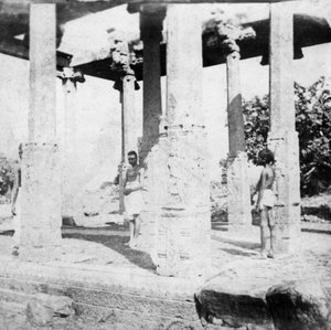 Een verwoeste tempel nabij Madras, India, 1874 door Unbekannt