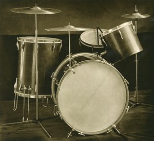 Een set slaginstrumenten, trommels en bekkens van Tsjechoslowaakse makelij, 1948 door Unbekannt