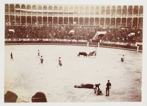 Een momentopname van een stierengevecht voor een groot publiek in de Las Ventas del Espiritu Santo arena, Madrid, genomen door een onbekende fotograaf rond 1930 door Unbekannt