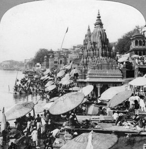 Een tempel en ghats aan de Ganges in Benares Varanasi, India, 1900s door Unbekannt