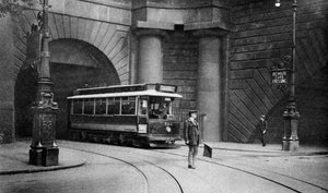Een tram die onder Kingsway, Aldwych en Somerset House, Londen, rijdt, 1926-1927