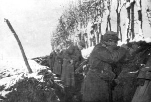 Een loopgraaf vol reserve-infanterie, Pas-de-Calais, Frankrijk, winter 1915 door Unbekannt