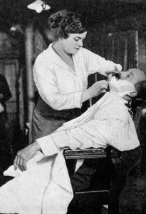 Een vrouwelijke barbier, 1917 1936 door Unbekannt