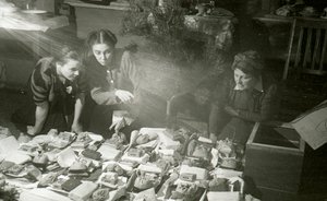 Actrices van het Moskouse Kunsttheater bereiden cadeaus voor het Rode Leger, USSR, 1943