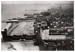 Luchtfoto van Atlantic City, New Jersey, VS, vanuit een Zeppelin, 1930-1933 door Unbekannt