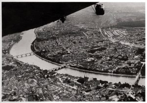 Luchtfoto van Basel, Zwitserland, vanuit een Zeppelin, 1928-1933 door Unbekannt