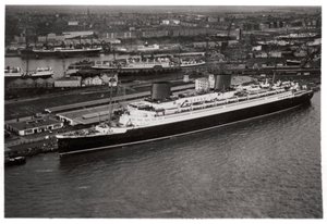 Luchtfoto van de haven van Bremen, Duitsland, en de lijnboot Europa, vanuit een Zeppelin, ca. 1931 1933
