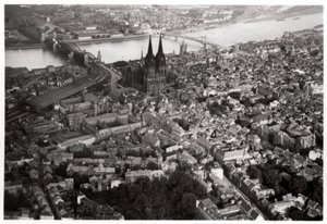 Luchtfoto van Keulen, Noordrijn-Westfalen, Duitsland, vanuit een Zeppelin, circa 1931-1933 door Unbekannt