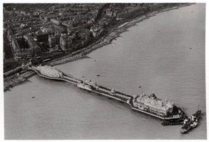 Luchtfoto van Eastbourne, Sussex, vanuit een Zeppelin, 1931 1933 door Unbekannt