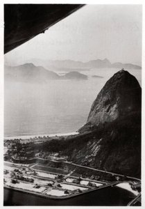 Luchtfoto van de Suikerbroodberg, Rio de Janeiro, Brazilië, vanuit een Zeppelin, 1930-1933 door Unbekannt