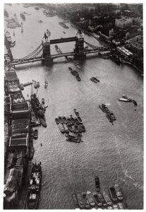 Luchtfoto van de Tower Bridge, Londen, vanuit een Zeppelin, 1931 1933 door Unbekannt