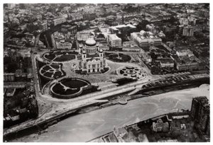 Luchtfoto van de Kathedraal van Christus de Verlosser, Moskou, USSR, vanuit een Zeppelin, 1930-1933 door Unbekannt