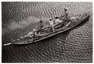 Luchtfoto van het Duitse slagschip SMS Schlesien, vanuit een Zeppelin, c1931-1933 door Unbekannt