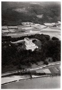 Luchtfoto van de Walhalla Tempel, nabij Regensburg, Duitsland, vanuit een Zeppelin