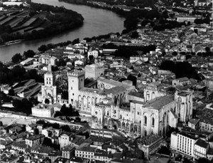 Luchtfoto van het Pausenpaleis (1335-1355) en de Kathedraal Notre Dame des Doms (Notre-Dame-des-Doms) (12e eeuw). Avignon, Vaucluse door Unbekannt