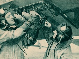 Luchtwaarnemer ontvangt bomtraining, 1940 door Unbekannt