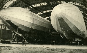Luchtschepen in hangar, Eerste Wereldoorlog, 1914, ca. 1920