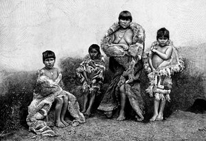 Alakaluf Fuegians, gekleed in guanaco huiden, Chili, 1895