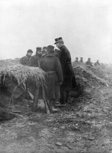 Albert I, de derde koning van de Belgen, bezoekt de loopgraven van Avecapelle, België, 1915 door Unbekannt
