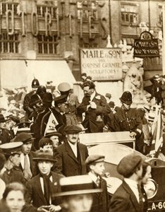 Alcock en Brown...na de eerste non-stop trans-Atlantische vlucht, Londen, juni 1919, 1935 door Unbekannt