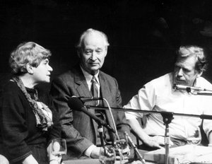 Alexander Dubcek met mevrouw Rita Klimova, later Tsjechoslowaaks ambassadeur in de Verenigde Staten en Vaclav Havel, tijdens een persconferentie van het Burgerforum op 24 november