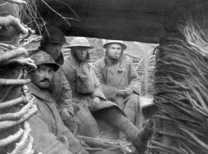 Amerikaanse en Franse troepen in een loopgraaf aan het front, 1917-1918