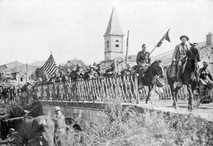 Amerikaanse soldaten betreden het dorp Nonsard, nabij Saint-Mihiel, Frankrijk, 12-15 september 1918