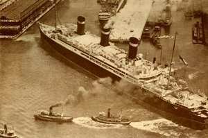 Een luchtfoto van de Leviathan die door kleine sleepboten naar haar dok in New York wordt gesleept, ca. 1930 door Unbekannt