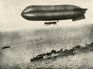 Een luchtschip begeleidt een konvooi, 1919