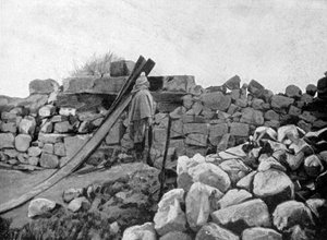 Een Algerijnse soldaat op wacht, Artois, Frankrijk, 1915 door Unbekannt